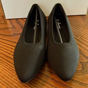Arromic Black Ballet Flats. NWT